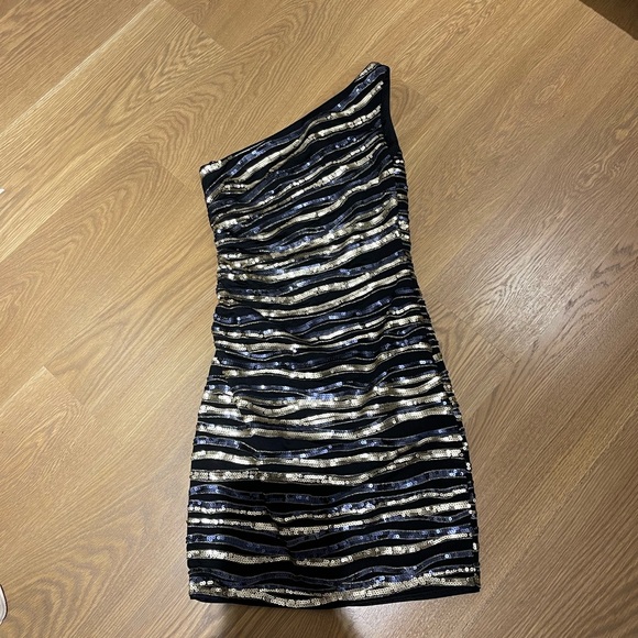 Dress ✨ - Picture 1 of 3